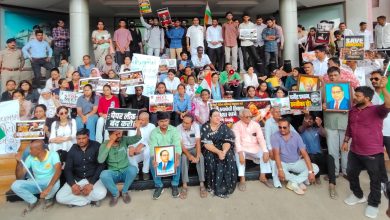 AAP नेता डॉ. कायनात अंसारी आथा सोनम वांगचुक और छात्रों के समर्थन में मौन धरने पर बैठीं।