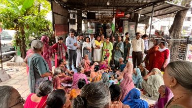सूरत में गुरु पूर्णिमा के दिन AAP नेता पायल साकरिया और महिला कार्यकर्ताओं को पुलिस हिरासत में लेती हुई।