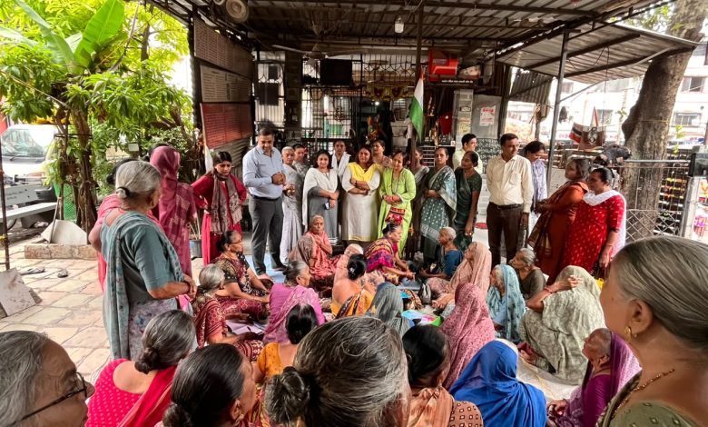 सूरत में गुरु पूर्णिमा के दिन AAP नेता पायल साकरिया और महिला कार्यकर्ताओं को पुलिस हिरासत में लेती हुई।