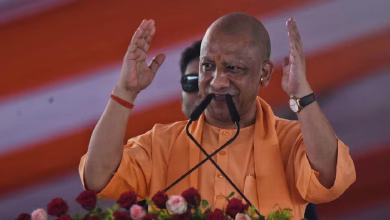 मुरादनगर में पूर्व कैबिनेट मंत्री राजपाल त्यागी की प्रतिमा का अनावरण करते मुख्यमंत्री योगी आदित्यनाथ