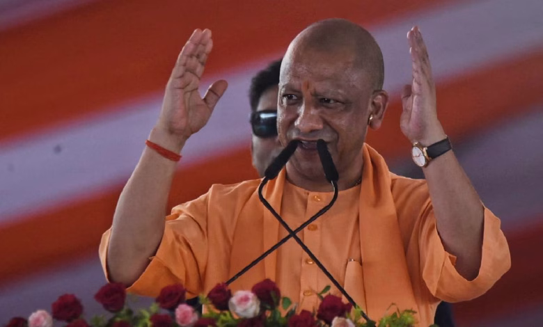 मुरादनगर में पूर्व कैबिनेट मंत्री राजपाल त्यागी की प्रतिमा का अनावरण करते मुख्यमंत्री योगी आदित्यनाथ