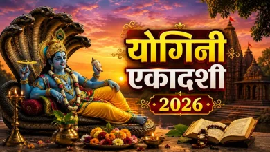 योगिनी एकादशी पर घर में भगवान विष्णु की पूजा करते भक्त तुलसी और दीप अर्पित करते हुए।