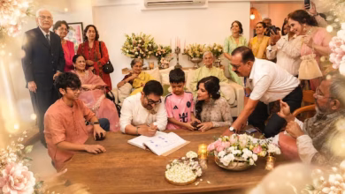 शादी के बाद आमिर खान और गौरी स्प्रैट परिवार व करीबी दोस्तों के साथ खुशी के पल साझा करते हुए।