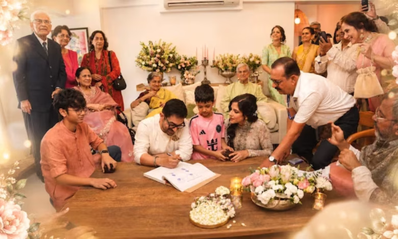 शादी के बाद आमिर खान और गौरी स्प्रैट परिवार व करीबी दोस्तों के साथ खुशी के पल साझा करते हुए।