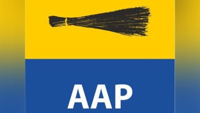 AAP छात्र नेता धार्मिक माथुकिया जंतर-मंतर से संसद कूच में शामिल होते हुए।