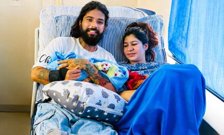 यूट्यूबर अनुराग डोभाल UK07 Rider पत्नी रितिका चौहान को लेकर लगाए गए आरोपों पर बयान देते हुए।