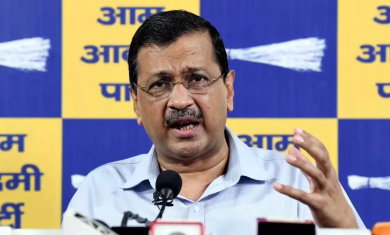 संसद चलो' प्रदर्शन को लेकर छात्रों के समर्थन में बयान देते अरविंद केजरीवाल।