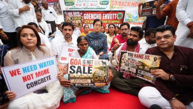 AAP नेता आतिशी करापुर गांव के ग्रामीणों के समर्थन में बयान देते हुए