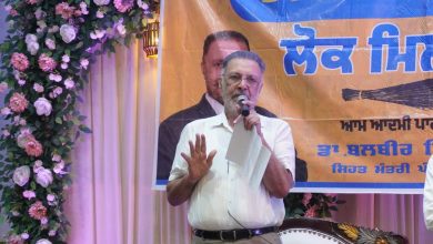 डॉ. बलबीर सिंह पटियाला देहात वार्ड 14 में जनसभा के दौरान स्थानीय लोगों से बातचीत करते हुए।