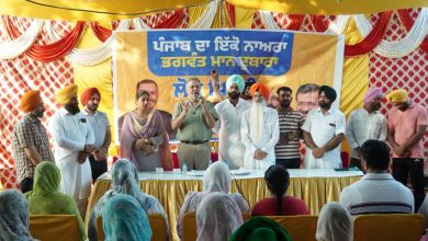 डॉ. बलबीर सिंह अलोवाल गांव में मान सरकार लोकां दे द्वार अभियान के दौरान लोगों से बातचीत करते हुए