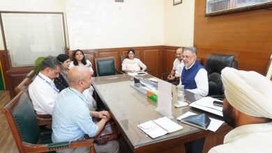 डॉ. बलबीर सिंह चंडीगढ़ में लोगों से मुलाकात कर उनकी समस्याएं सुनते हुए और समाधान के निर्देश देते हुए।