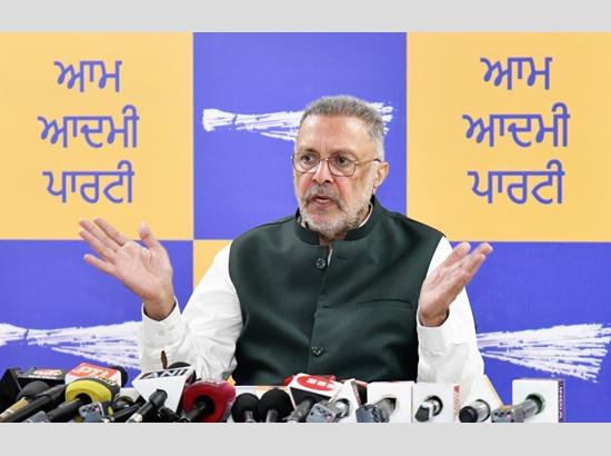 स्वास्थ्य मंत्री डॉ. बलबीर सिंह मुख्यमंत्री सेहत योजना के तहत डायबिटीज मरीजों को कैशलेस उपचार की जानकारी देते हुए।