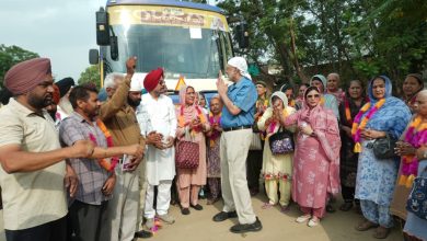 पटियाला में मुख्यमंत्री तीर्थ यात्रा योजना के तहत श्रद्धालुओं की बस को हरी झंडी दिखाते कैबिनेट मंत्री डॉ. बलबीर सिंह।