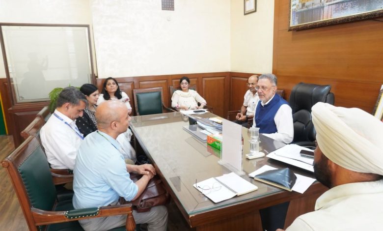 डॉ. बलबीर सिंह चंडीगढ़ में लोगों से मुलाकात कर उनकी समस्याएं सुनते हुए और समाधान के निर्देश देते हुए।