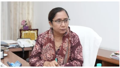 स्कूल बसों की जांच अभियान के दौरान बच्चों की सुरक्षा को लेकर जानकारी देते स्वास्थ्य मंत्री बलजीत कौर