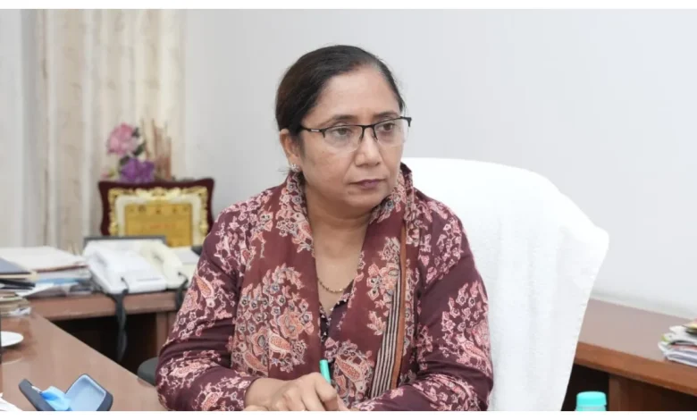 स्कूल बसों की जांच अभियान के दौरान बच्चों की सुरक्षा को लेकर जानकारी देते स्वास्थ्य मंत्री बलजीत कौर