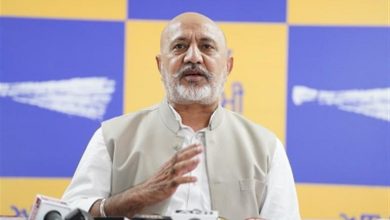 बलतेज पन्नू मीडिया को संबोधित करते हुए और अकाली दल नेता विरसा सिंह वल्टोहा की टिप्पणी पर प्रतिक्रिया देते हुए।