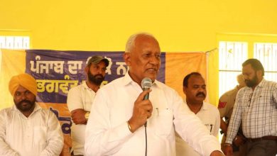 बरिंदर गोयल लहरा विधानसभा के गांवों में लोगों से बातचीत करते हुए