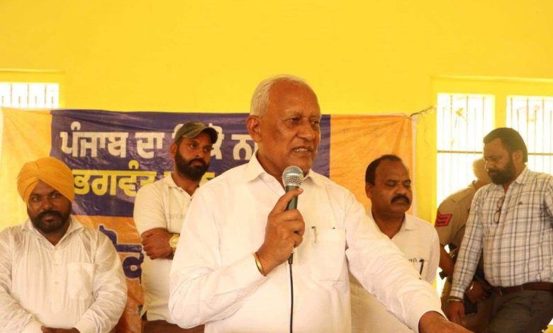 बरिंदर गोयल लहरा विधानसभा के गांवों में लोगों से बातचीत करते हुए