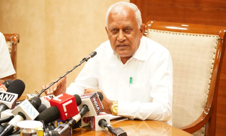 कैबिनेट मंत्री बरिंदर कुमार गोयल रियारकी रजबह परियोजना के पूरा होने पर क्षेत्रवासियों को संबोधित करते हुए।