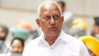बरिंदर गोयल रूपनगर के चक ढेरा गांव में बाढ़ नियंत्रण कार्यों का निरीक्षण करते हुए।
