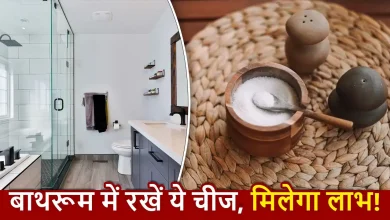 बाथरूम में कांच की कटोरी में रखा समुद्री नमक वास्तु उपाय की तस्वीर।
