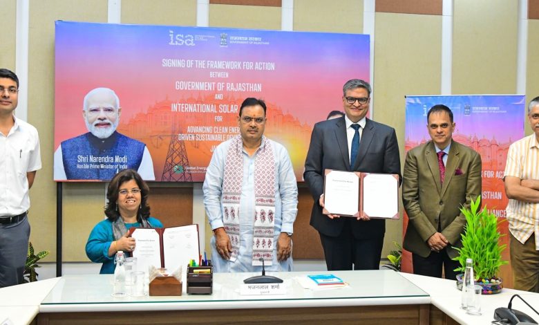 राजस्थान सरकार और इंटरनेशनल सोलर अलायंस के बीच स्वच्छ ऊर्जा विकास के लिए MoU साइन करने के समारोह के दौरान CM भजन लाल शर्मा।