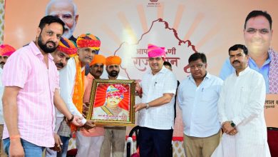 पाली के चोटीला स्थित ओम बन्ना मंदिर में आयोजित धन्यवाद समारोह को संबोधित करते मुख्यमंत्री भजनलाल शर्मा।