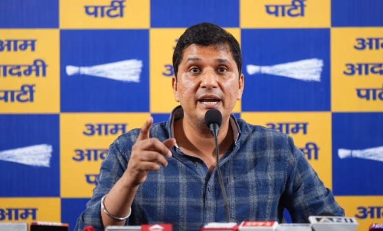 पालम अग्निकांड पर प्रेस बयान देते हुए AAP नेता सौरभ भारद्वाज।