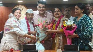 दिल्ली नगर निगम रोहिणी ज़ोन वार्ड कमेटी चुनाव में जीत के बाद अध्यक्ष पुष्पा और उपाध्यक्ष रमेश चंद का अभिनंदन।