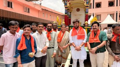 अहमदाबाद जगन्नाथ मंदिर में भगवान श्री जगन्नाथ के दर्शन करते AAP गुजरात के नेता डॉ. ज्वेल वसरा और अन्य पदाधिकारी।