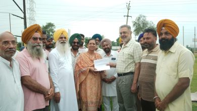 रंगला पंजाब अभियान के तहत पटियाला ग्रामीण में विकास अनुदान के चेक वितरित करते डॉ. बलबीर सिंह।