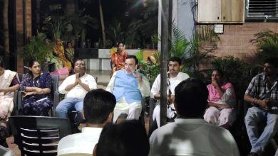 गोपाल राय चैतर वसावा के परिवार से मुलाकात करते हुए।