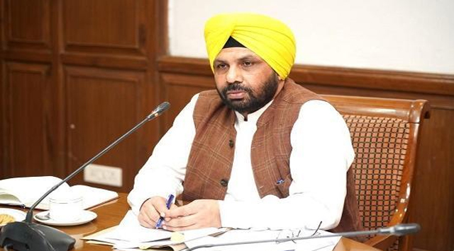 वाहन में ई20 ईंधन भरते हुए दृश्य और हरभजन सिंह ईटीओ द्वारा नीति पर प्रतिक्रिया देते हुए।