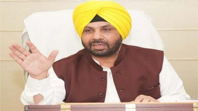 हरभजन सिंह ईटीओ जंडियाला गुरु में 90 प्रतिशत से अधिक अंक प्राप्त करने वाले विद्यार्थियों को सम्मानित करते हुए।