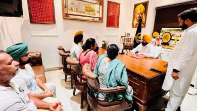 पंजाब के मंत्री हरदीप सिंह मुंडियां जनता मिलनी के दौरान लोगों की समस्याएं सुनते हुए।