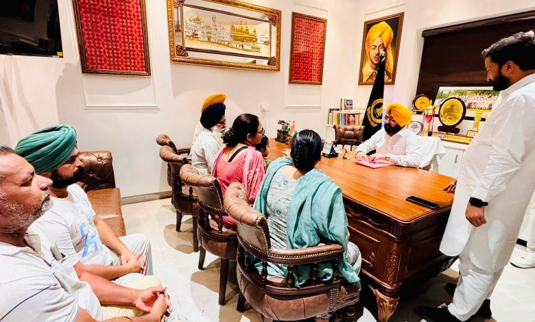 पंजाब के मंत्री हरदीप सिंह मुंडियां जनता मिलनी के दौरान लोगों की समस्याएं सुनते हुए।