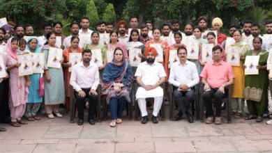 कैबिनेट मंत्री हरदीप सिंह मुंदियां पंजाब भवन में जल आपूर्ति एवं स्वच्छता विभाग के नए कर्मचारियों को नियुक्ति पत्र सौंपते हुए।