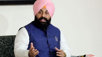 शिक्षा मंत्री हरजोत सिंह बैंस छात्रों के लिए डिजिटाइज्ड जन्म प्रमाण पत्र की समयसीमा बढ़ाने की घोषणा करते हुए।