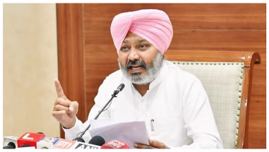 सड़क सुरक्षा फोर्स (SSF) के जवान सड़क हादसे के दौरान घायलों को मदद और राहत पहुंचाते हुए।