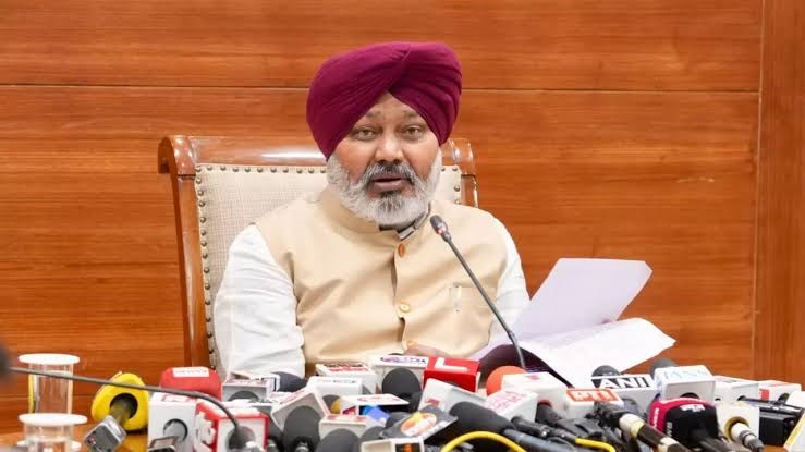 हरपाल सिंह चीमा छात्रों पर लाठीचार्ज के विरोध में AAP हेल्पलाइन जारी करते हुए