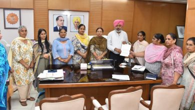 वित्त मंत्री हर्पाल सिंह चीमा कर्मचारी यूनियनों के प्रतिनिधियों के साथ बैठक करते हुए