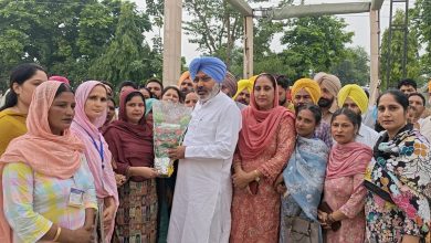डिरबा में मैया-बहन योजना की राशि मिलने पर खुशी मनाती महिलाएं
