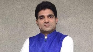 AAP गुजरात अध्यक्ष इसुदान गढ़वी E20 पेट्रोल नीति के विरोध में मीडिया को संबोधित करते हुए