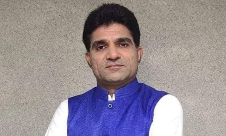 AAP गुजरात अध्यक्ष इसुदान गढ़वी E20 पेट्रोल नीति के विरोध में मीडिया को संबोधित करते हुए