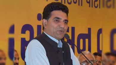 AAP गुजरात अध्यक्ष इसुदान गढ़वी प्रेस कॉन्फ्रेंस में भाजपा पर आरोप लगाते हुए