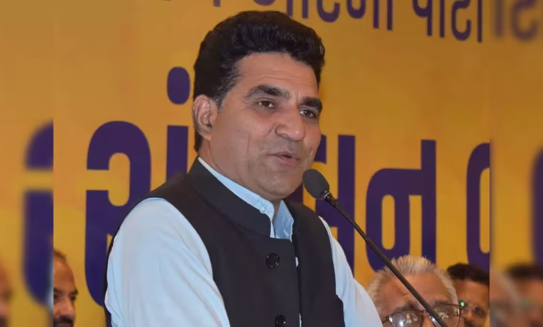 AAP गुजरात अध्यक्ष इसुदान गढ़वी प्रेस कॉन्फ्रेंस में भाजपा पर आरोप लगाते हुए