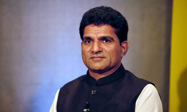 गुजरात में भारी बारिश और बाढ़ से हुई तबाही पर राहत व मुआवजे की मांग करते AAP प्रदेश अध्यक्ष इसुदान गढ़वी।
