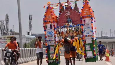 श्रद्धालु कांवड़ यात्रा करते हुए गंगाजल लेकर शिवलिंग पर जलाभिषेक करते हुए।