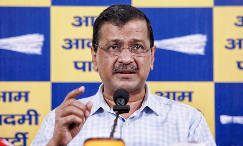 अरविंद केजरीवाल ई20 पेट्रोल मुद्दे पर प्रधानमंत्री नरेंद्र मोदी को पत्र लिखते हुए